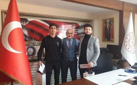 Sanat Yarışmalarında Kazanan 2 Kişiye Ödül