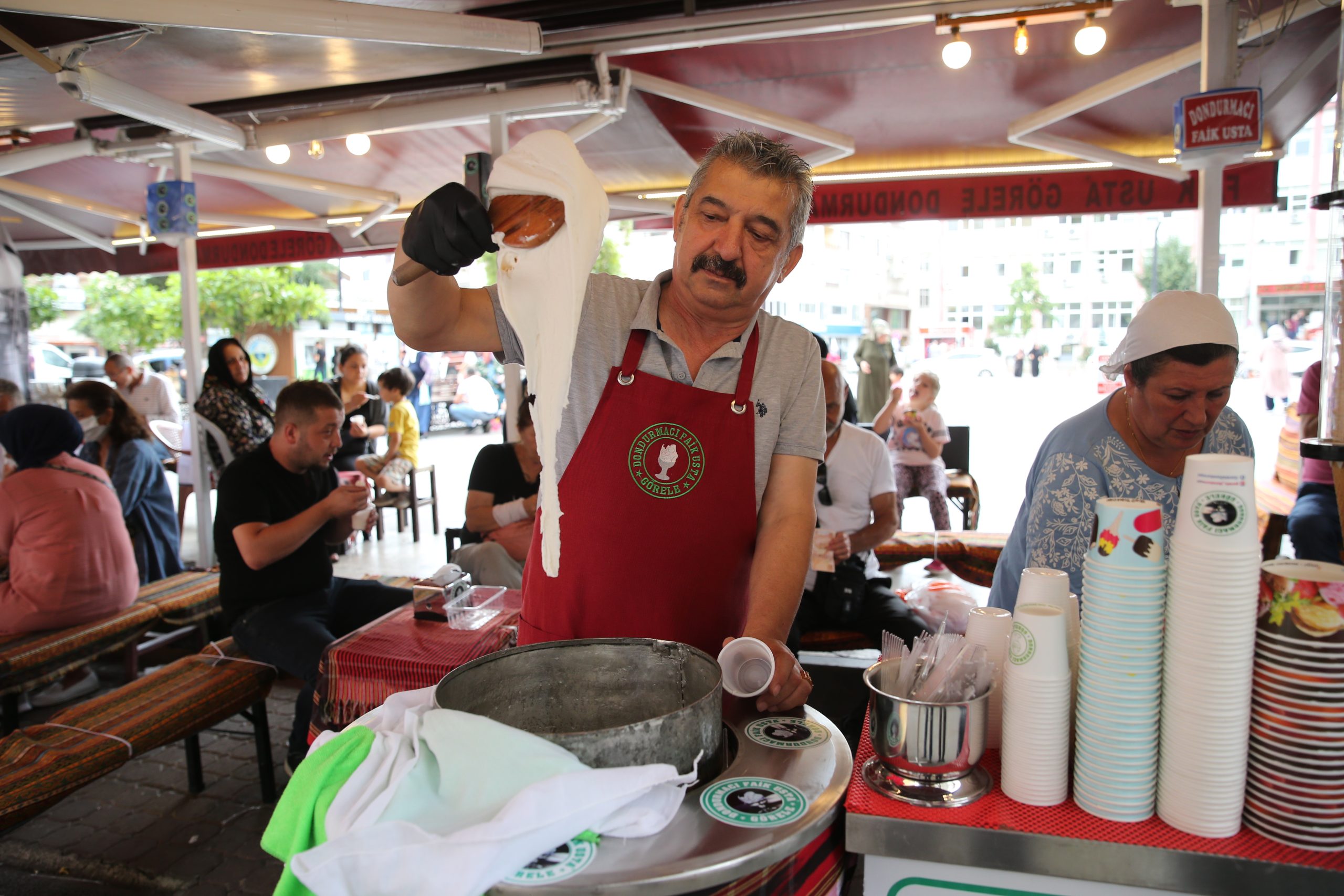 Tescilli Görele dondurması hayır için dağıtılıyor