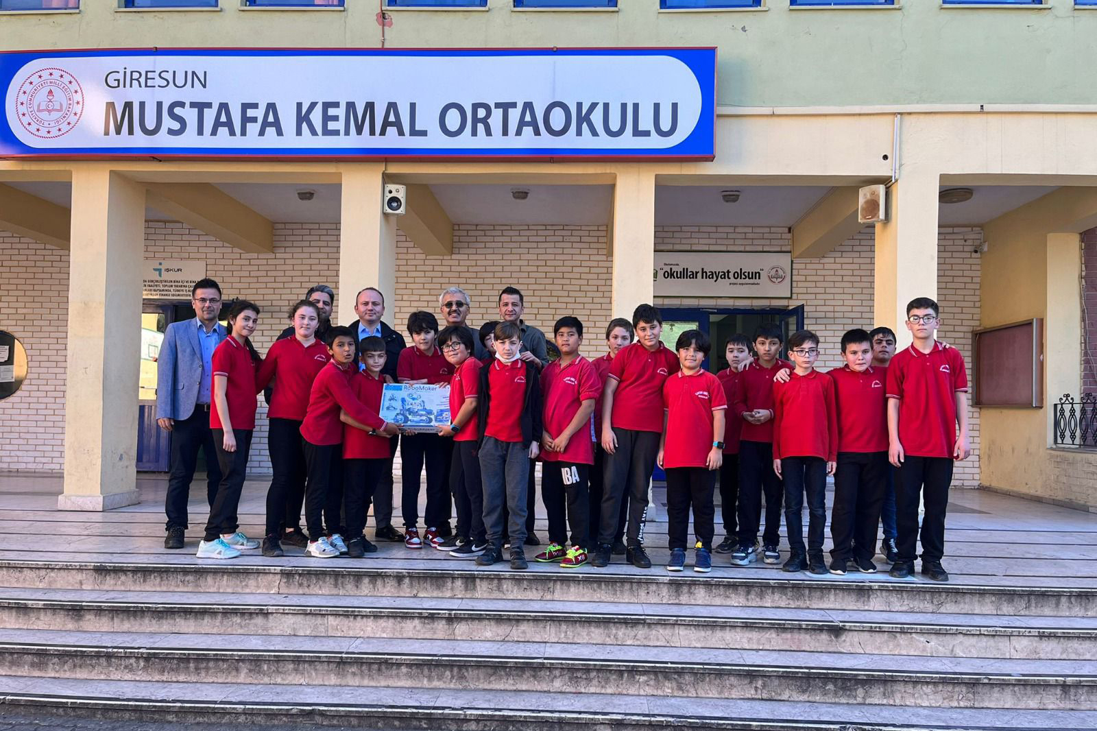 Atık Pil Toplama Kampanyasında Dereceye Girenlere Ödülleri Verildi