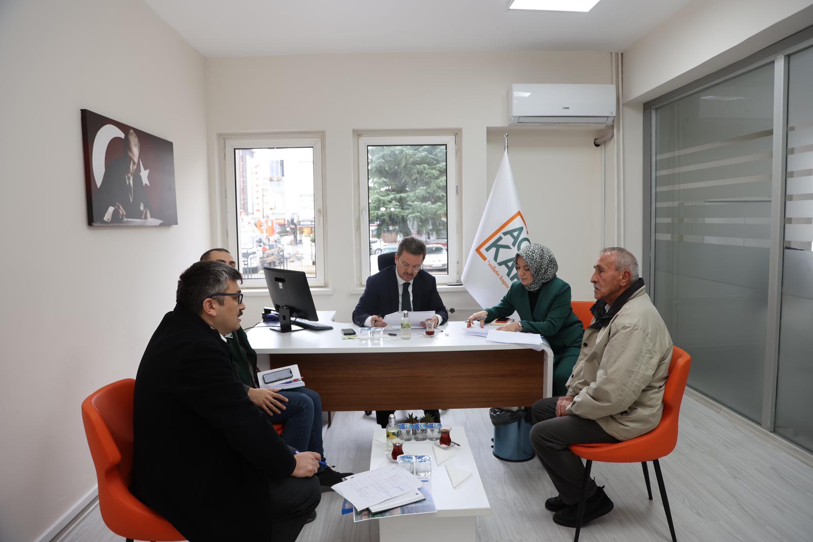 Vali Ünlü, Vatandaşların Taleplerini Dinlemeye Devam Ediyor