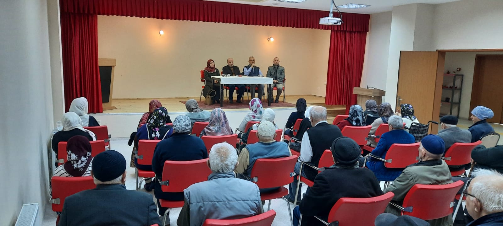 Huzurevinde, Depremzedeler İçin Dua Programı