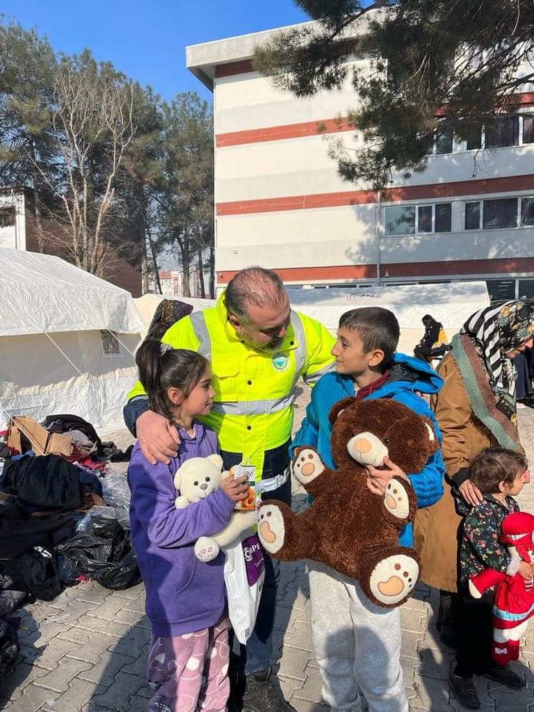 Başkan Erener, Depremzede Çocukların Yüreğine Dokundu