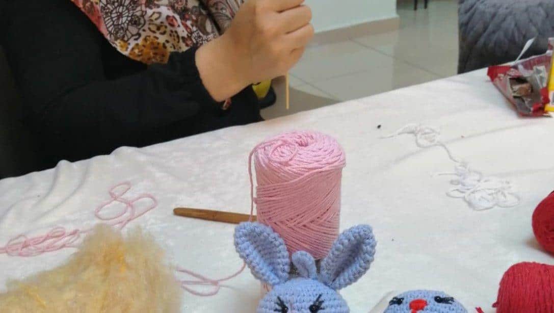 Depremden Etkilenen Vatandaşlara Halk Eğitimi Kurslarında Moral Depolanıyor