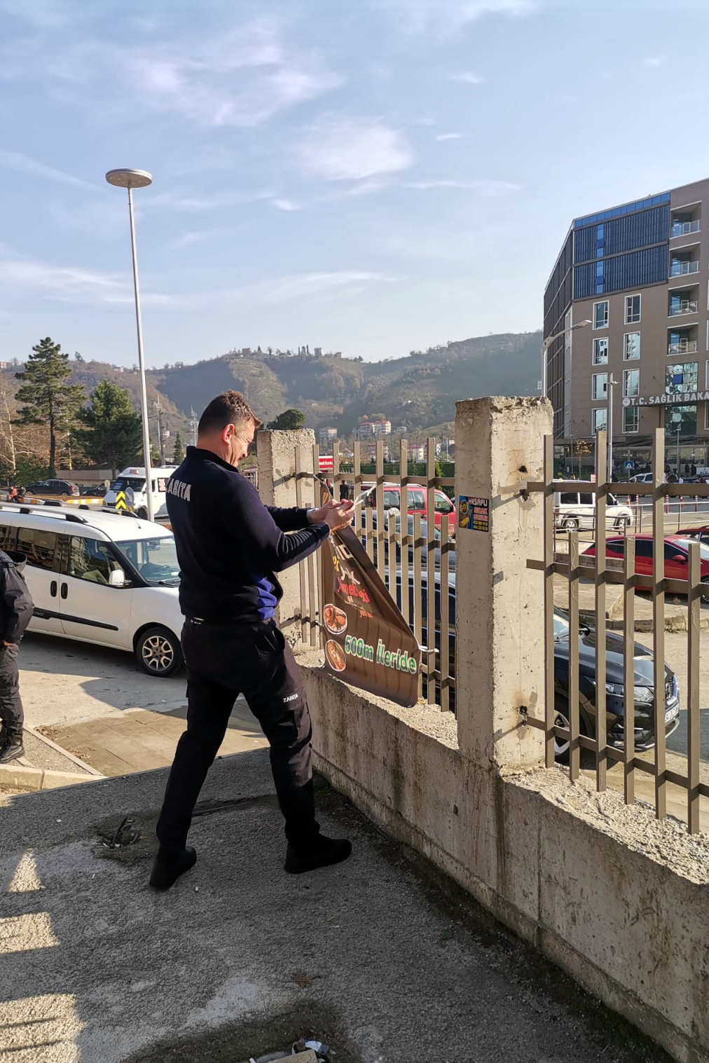 Gelişigüzel Asılan Afişler Zabıta Tarafından Kaldırılıyor