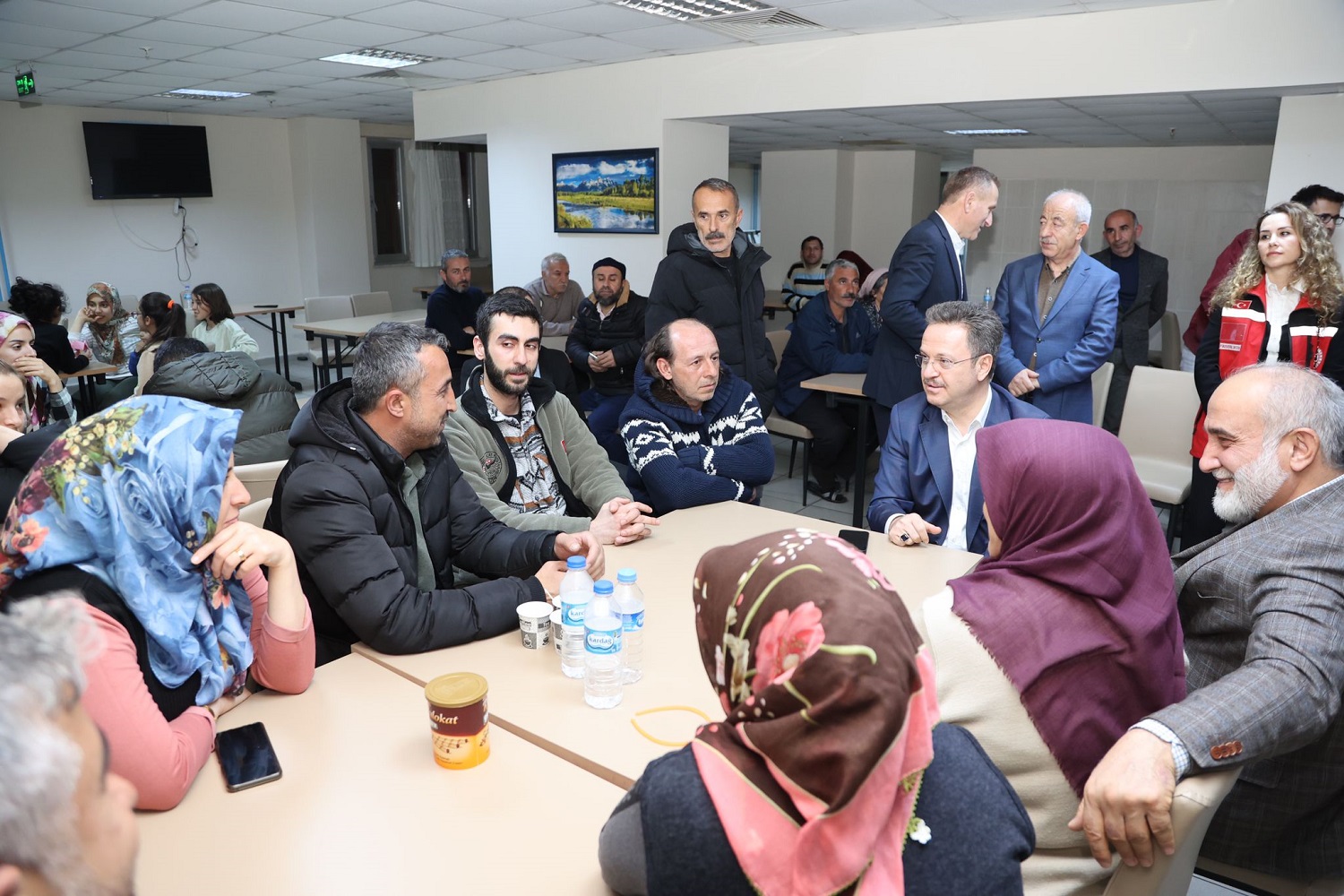 Vali Ünlü, Depremzede Vatandaşlarla Akşam Yemeğinde