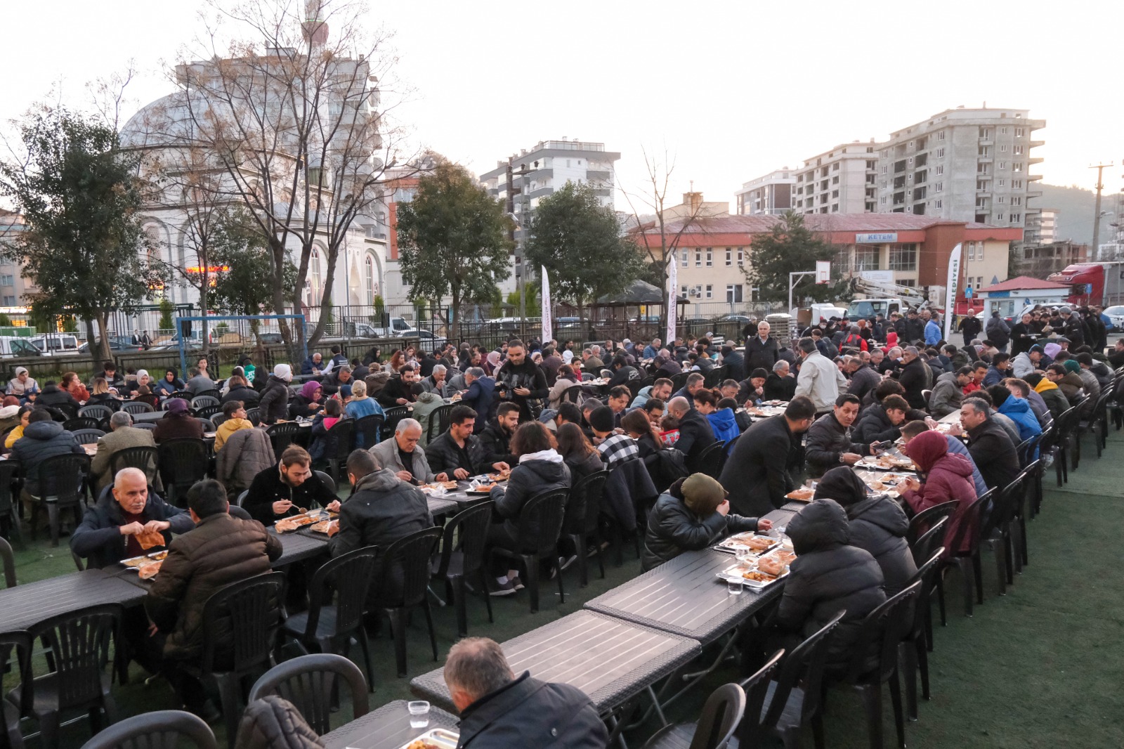 Oruçlar Gönül Sofralarında Açılıyor