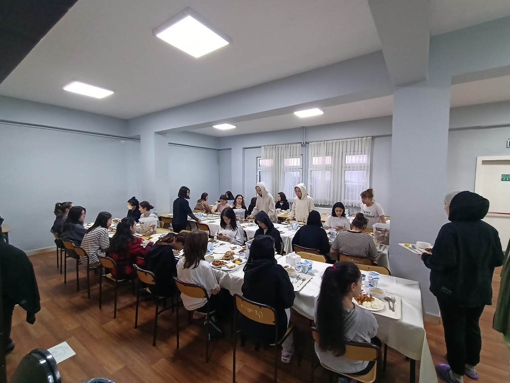 Kaymakam Yerlikaya İftarda Öğrencilerle Buluştu