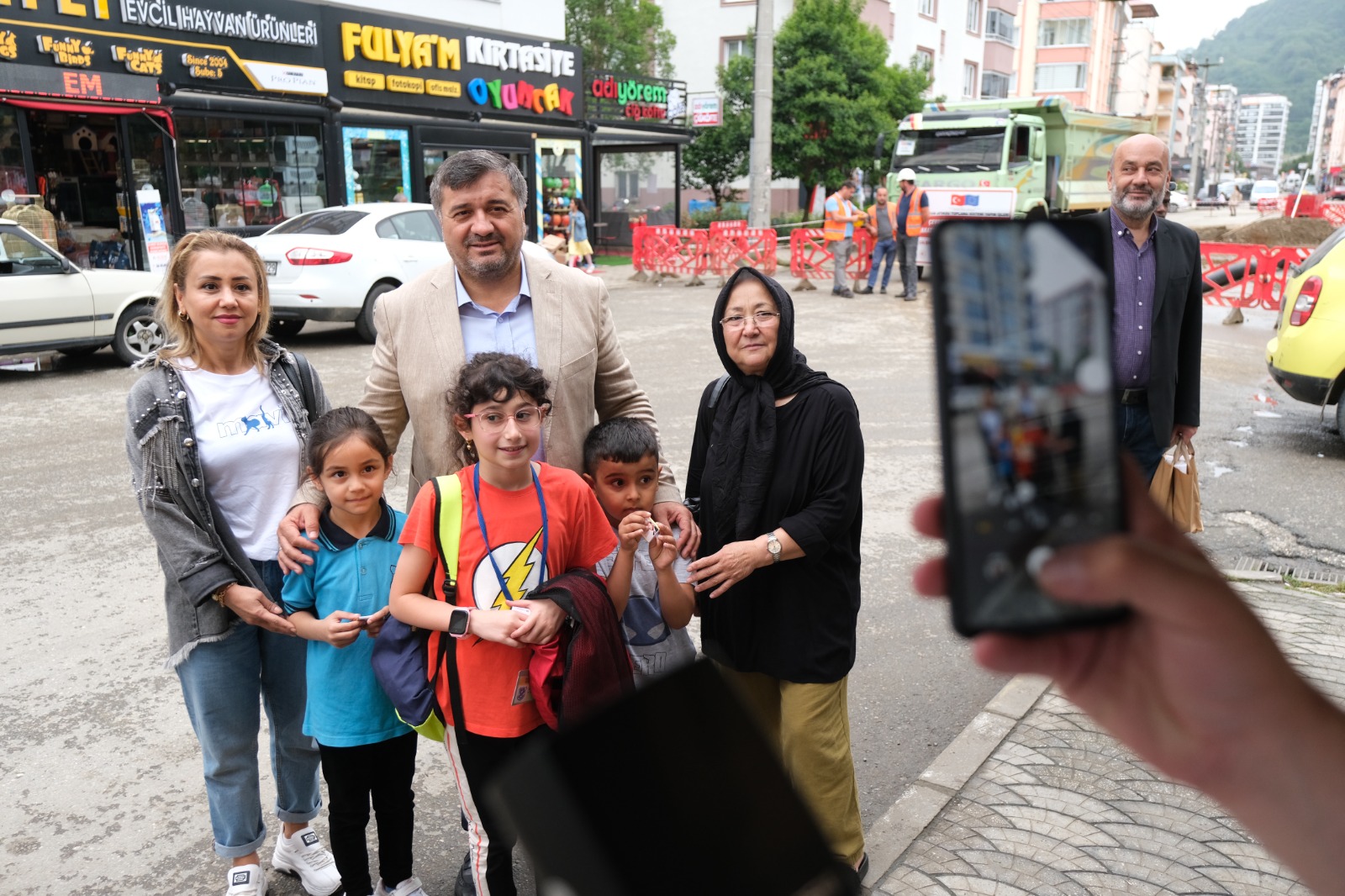 Başkan Şenlikoğlu, Teyyaredüzü Mahallesi’nde Esnaf ve Vatandaşları Ziyaret Etti