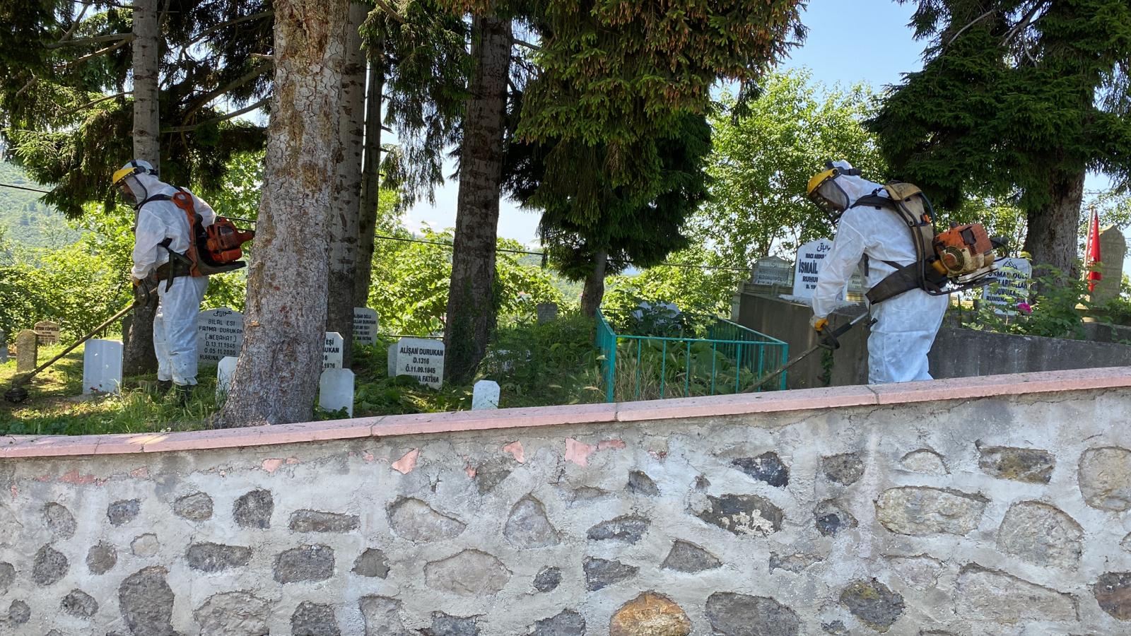 Mezarlıklarda Bayram Hazırlığı Sürüyor
