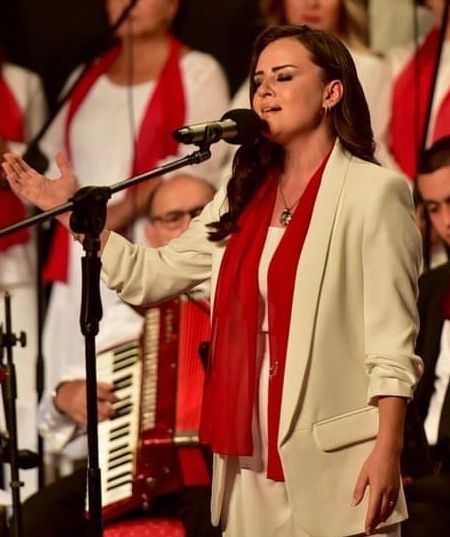EDA ÖĞRETMEN HEM OKULDA HEM SAHNEDE