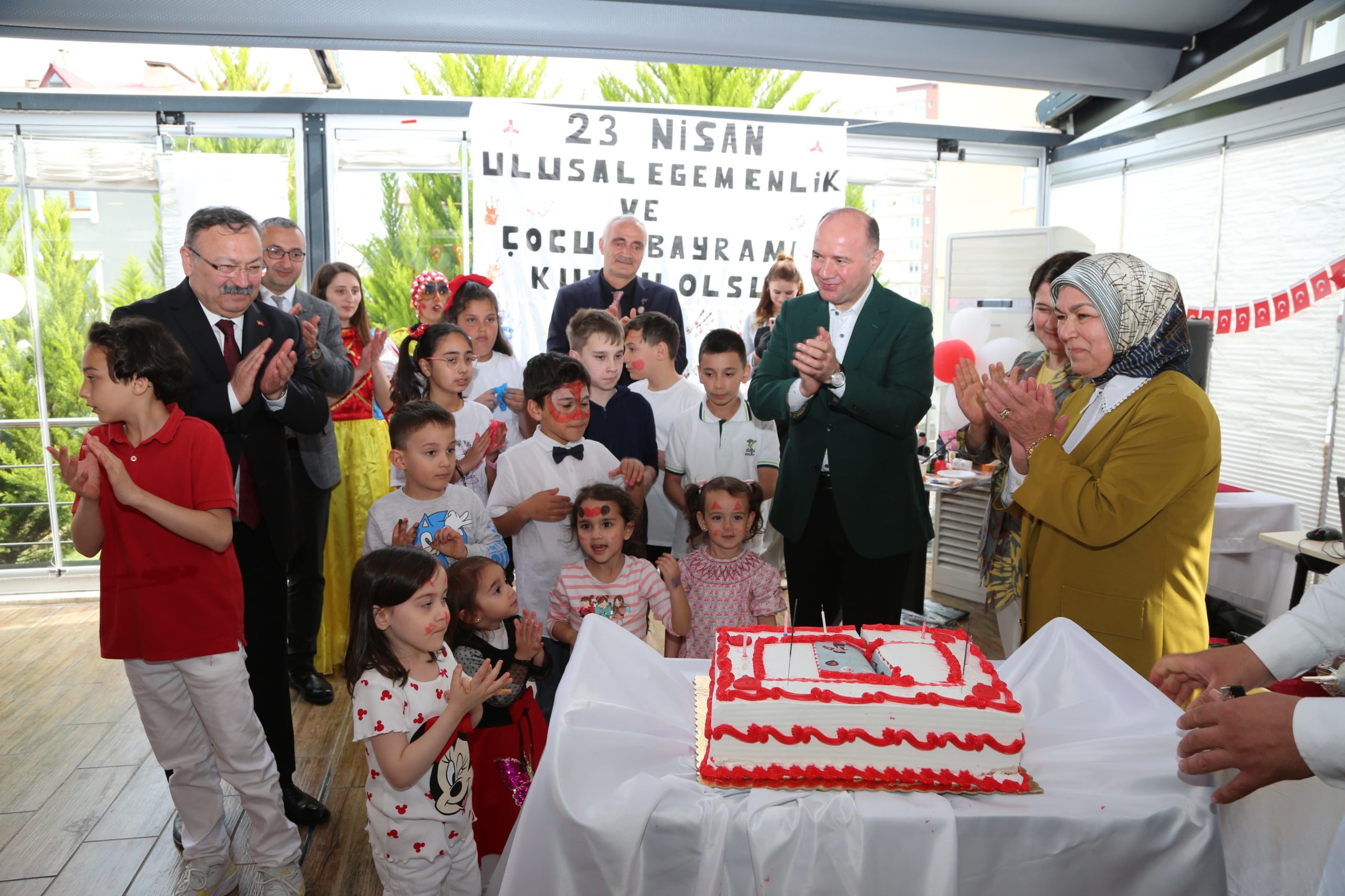 Vali Serdengeçti ve Eşi Hanımefendi, 23 Nisan Coşkusunu Şehit ve Gazi Aileleriyle Paylaştı