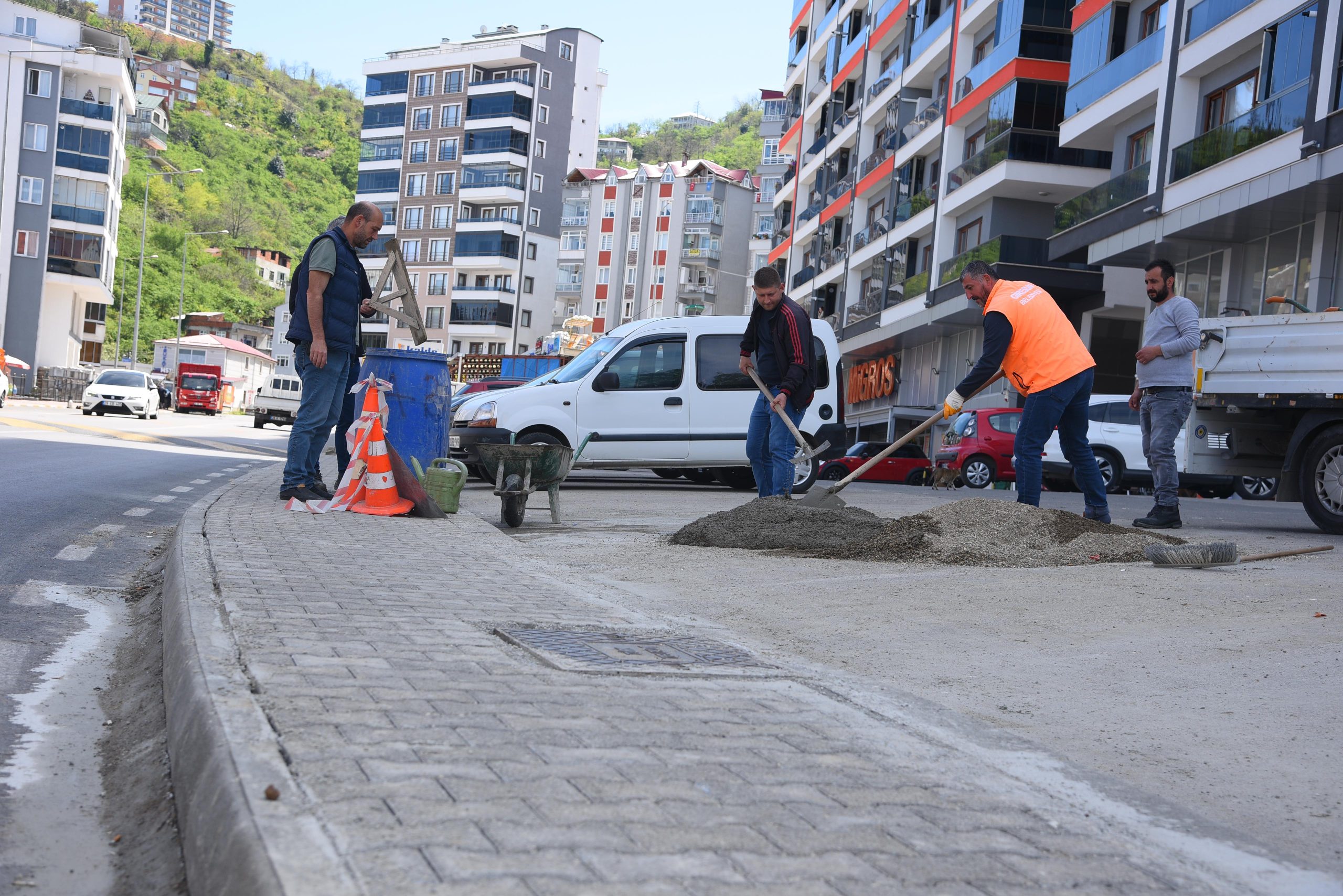 BELEDİYE EKİPLERİ ŞEHRİN DÖRT BİR YANINDA ÇALIŞMALARA HIZ VERDİ