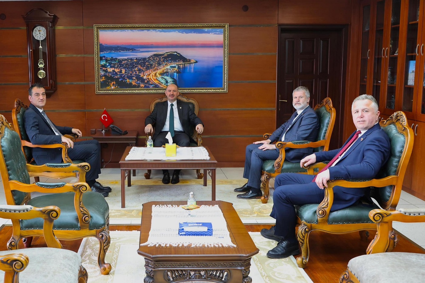 Vali Serdengeçti, Belediye Başkanı ve Beraberindeki Heyeti Kabul Etti