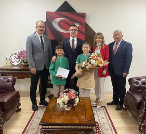 23 NİSAN ULUSAL EGEMENLİK VE ÇOCUK BAYRAMI NEDENİYLE ÖĞRENCİLER KAYMAKAM ÜNAL KOÇ’u ZİYARET ETTİ