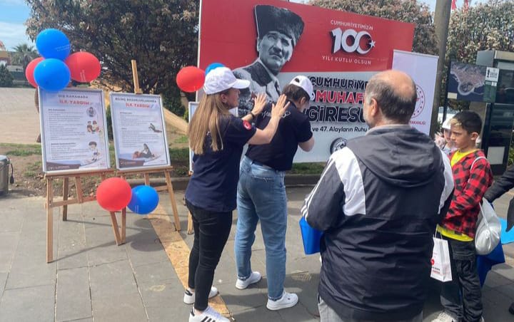 GİRESUN ATATÜRK MEYDANINDA TRAFİK VE İLKYARDIM STANDI AÇILDI