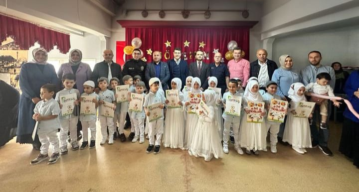 KAYMAKAM BURAK ÖZ EĞİTİMLERİNİ TAMAMLAYAN ÖĞRENCİLERİN MEZUNİYET PROGRAMINA KATILDI
