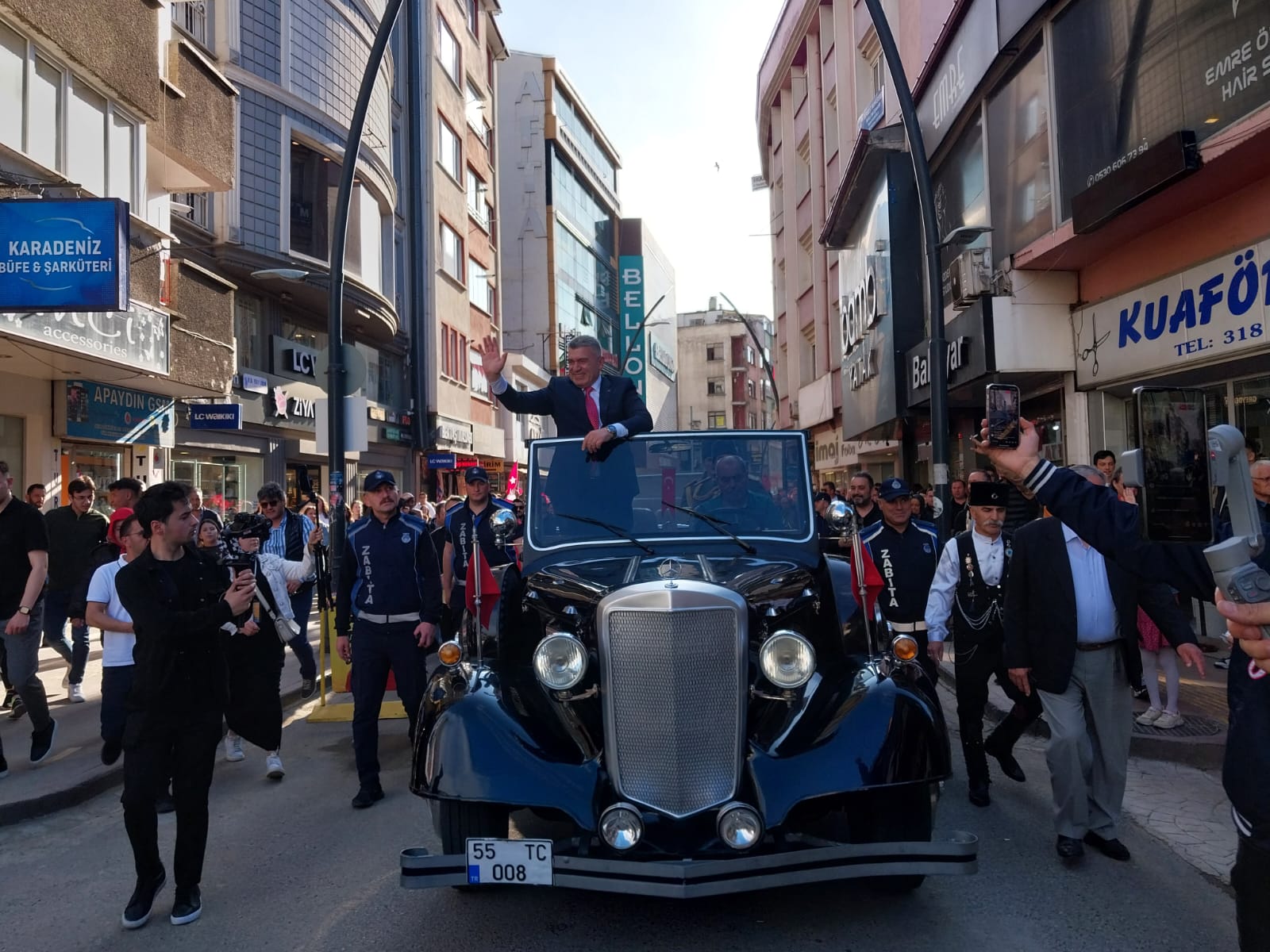 Başkan SIBIÇ ATATÜRK’ün Arabası ile Vatandaşları Selamladı