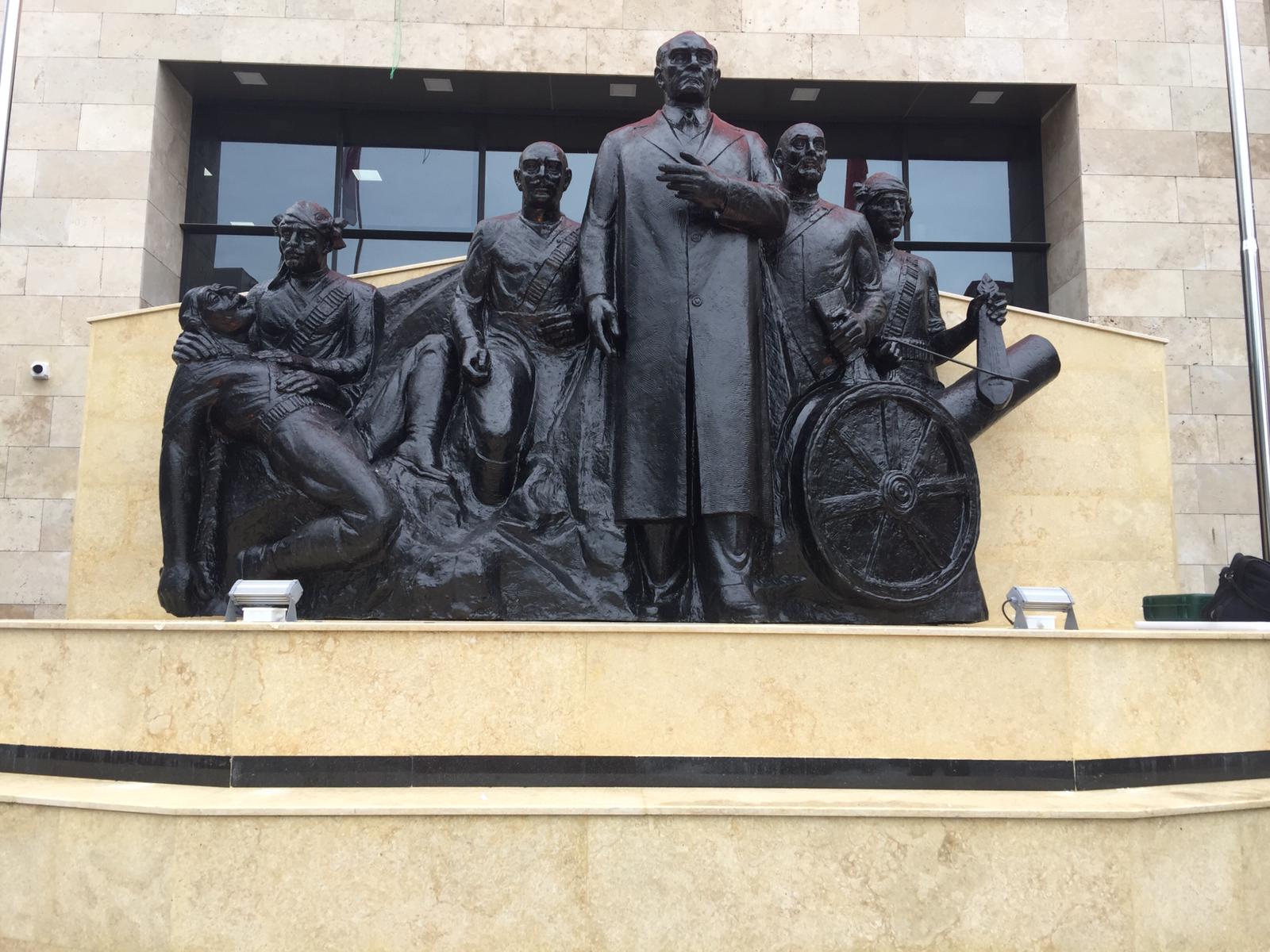 ATATÜRK BÜSTÜ ESKİ YERİNE TAŞINDI!