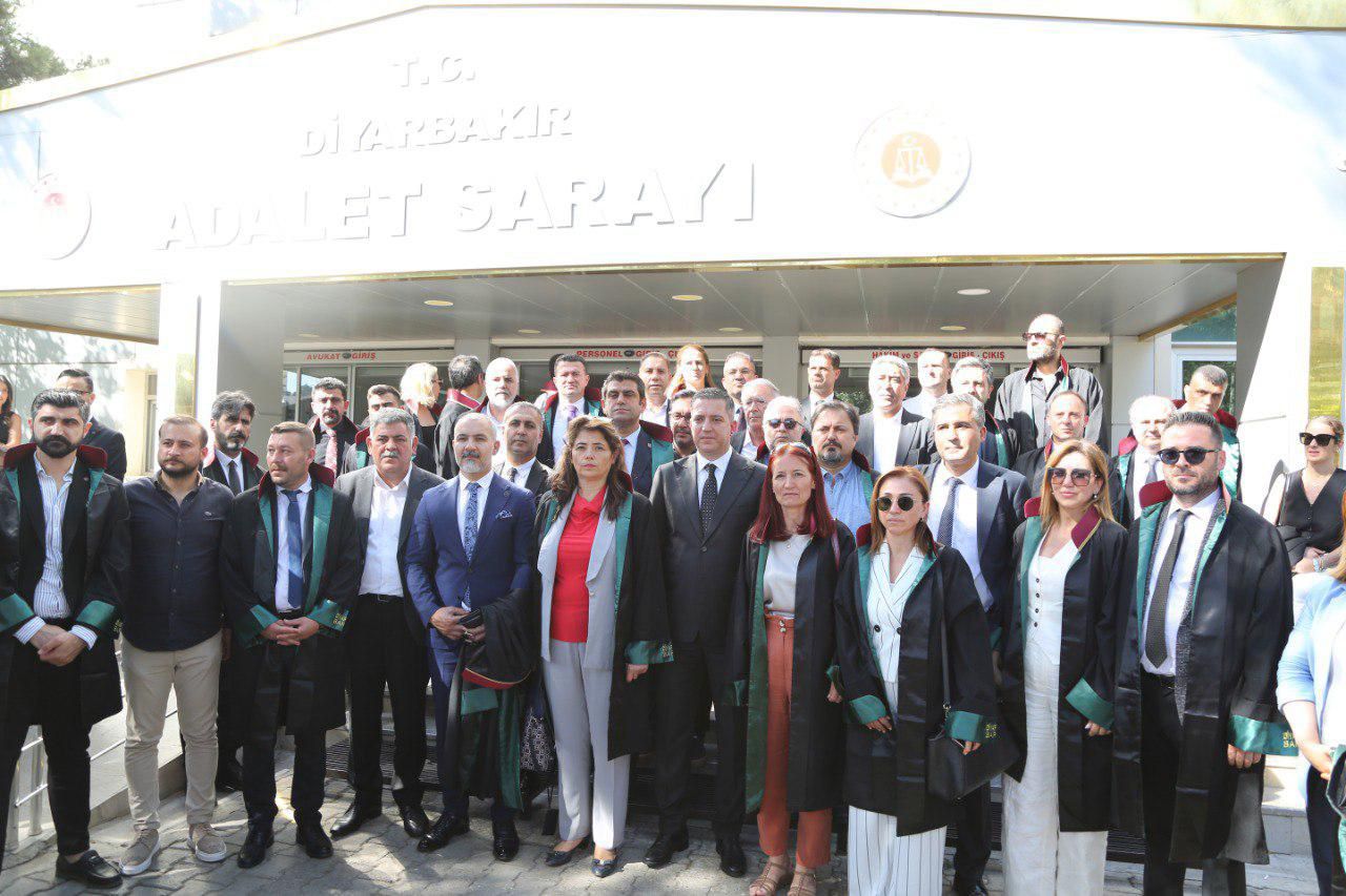 BARO BAŞKANI AV. SONER KARADEMİR AV. TAHİR ELÇİNİN DURUŞMASINA KATILDI