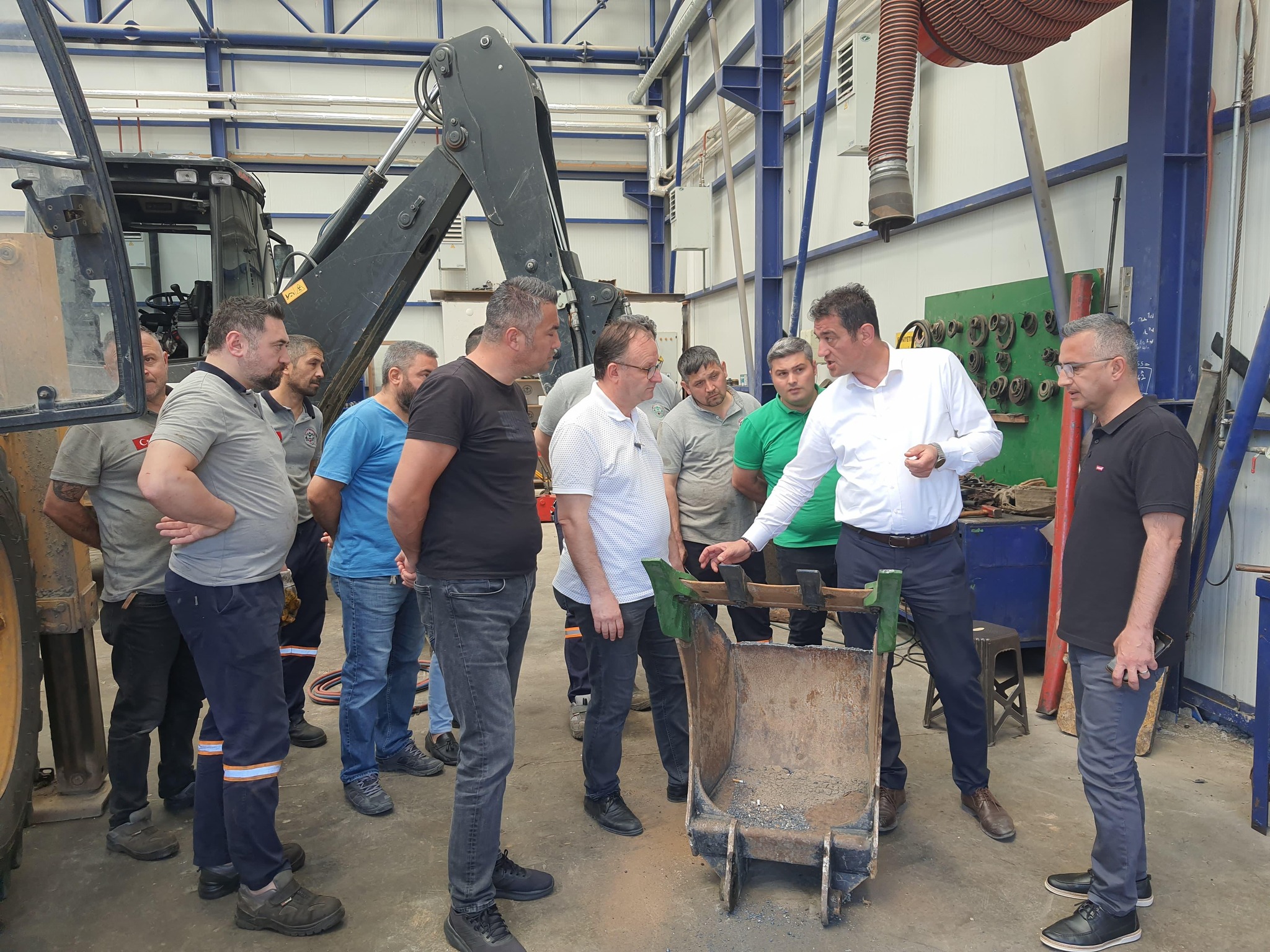 BELEDİYE ARAÇLARIN BAKIM VE ONARIMINI KENDİ ATÖLYELERİNDE GERÇEKLEŞTİRİYOR
