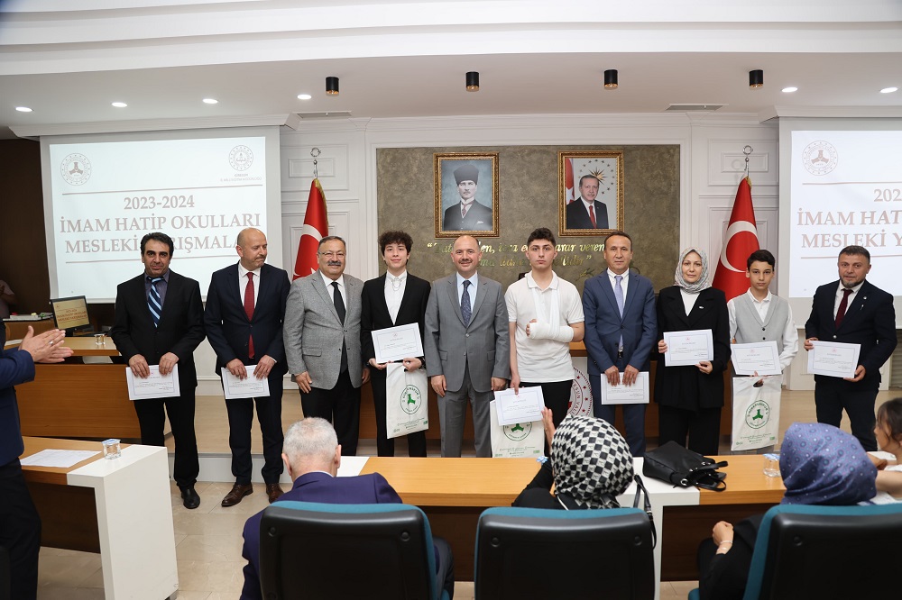 VALİ SERDENGEÇTİ’DEN BAŞARILI ÖĞRENCİLERE VE EĞİTİMCİLERE ÖDÜL