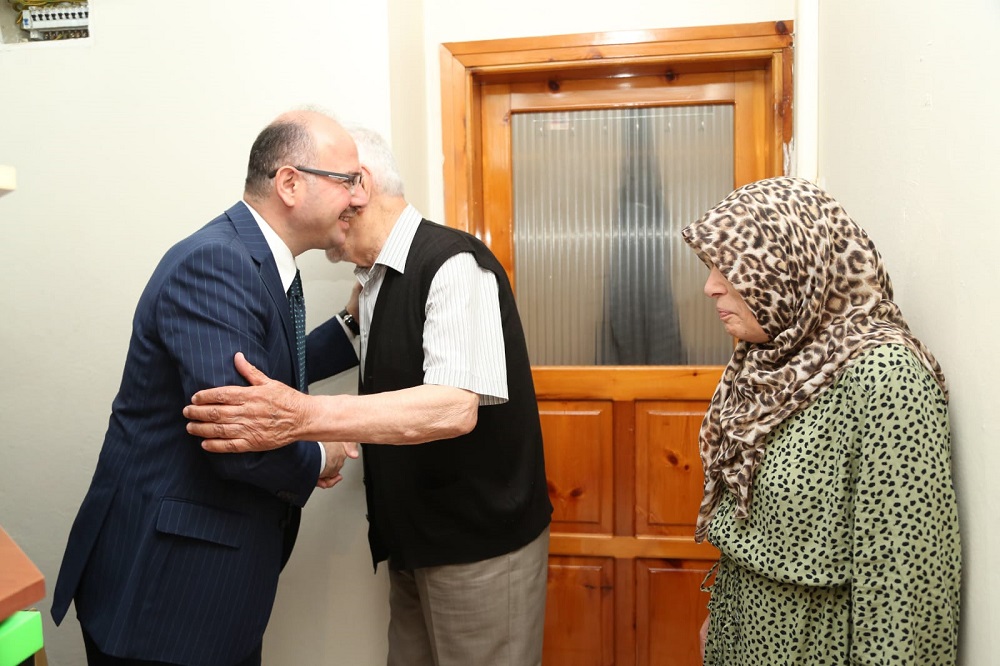 VALİ SERDENGEÇTİ ŞEHİT AİLESİNİ ZİYARET ETTİ