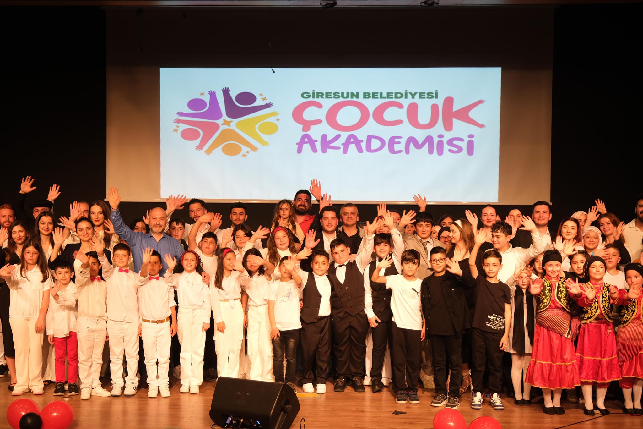 ÇOCUK AKADEMİSİ’NİN YIL SONU GÖSTERİSİ BÜYÜLEDİ