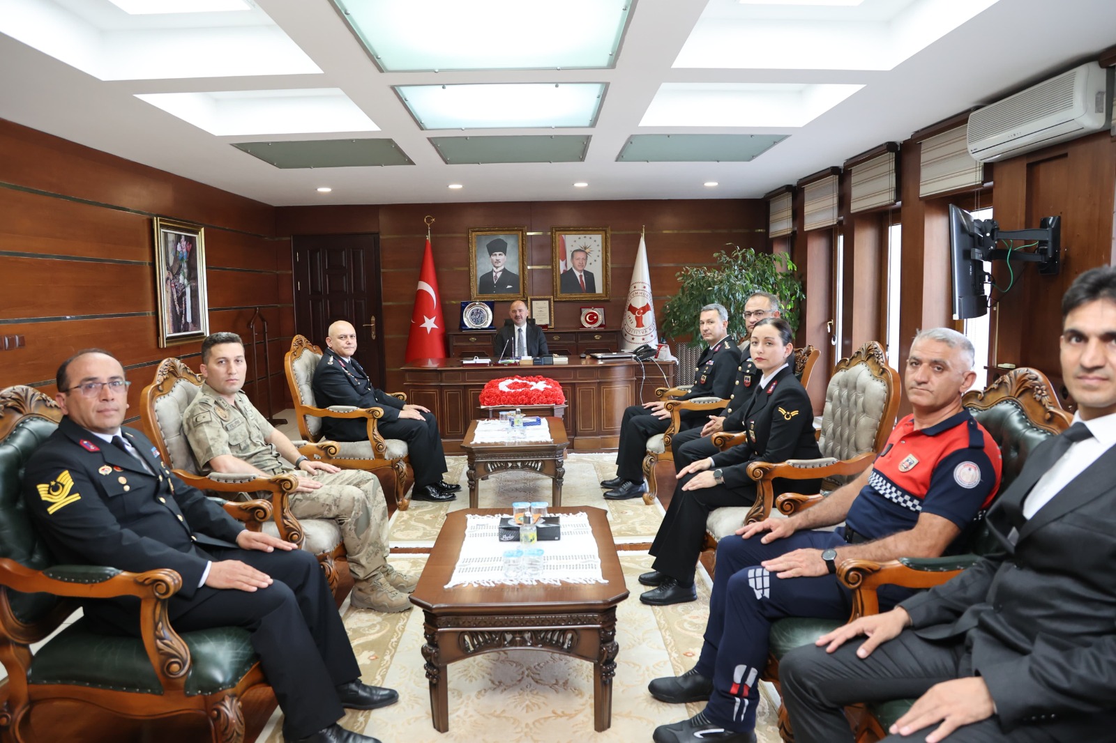 VALİ SERDENGEÇTİ, JANDARMA TEŞKİLATI MENSUPLARINI KABUL ETTİ