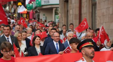 GİRESUNLULAR “MİLLETİN ZAFERİ” İÇİN MEYDANLARA AKIN ETTİ