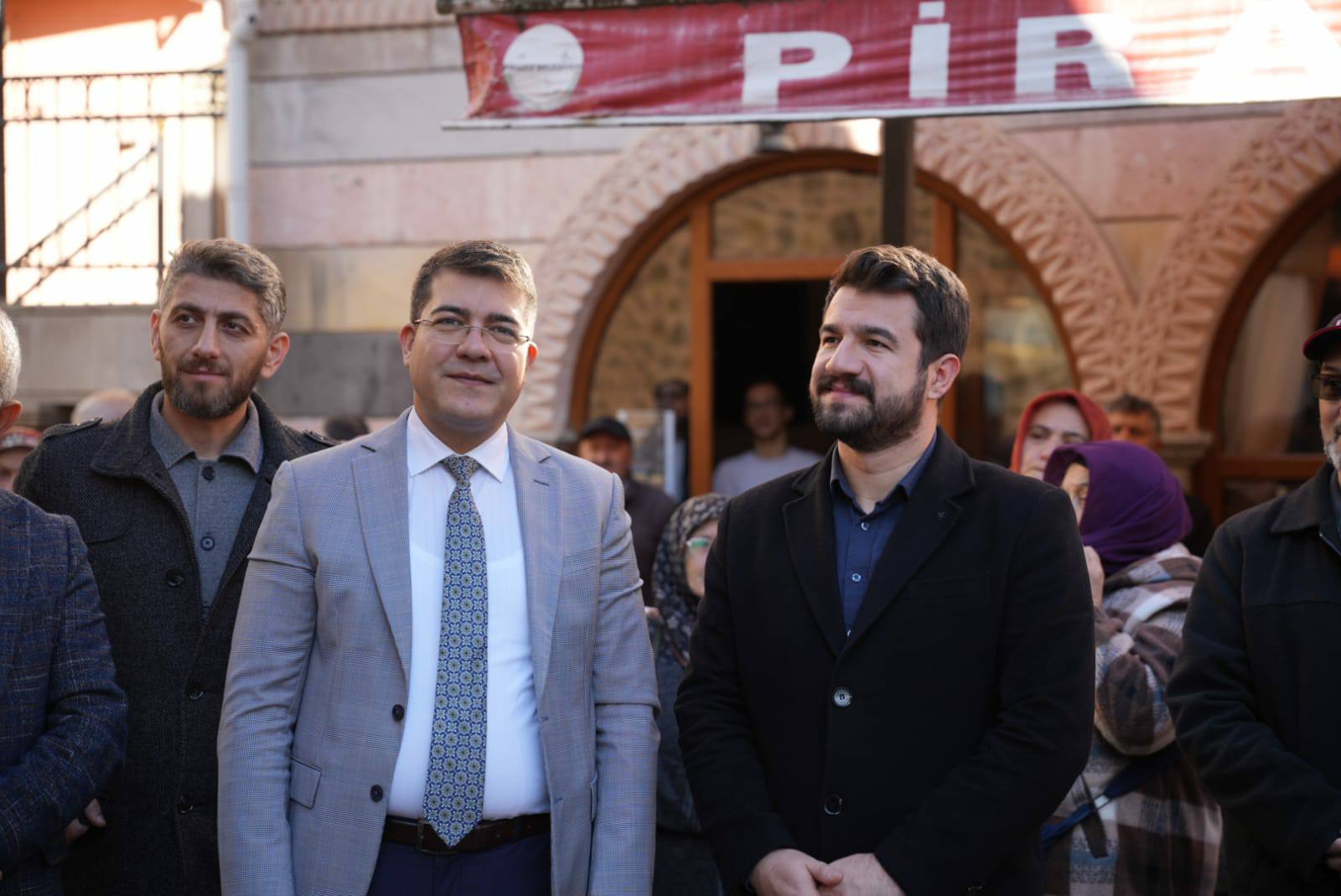 BAŞKAN MAHMUT ESAT AYYILDIZ UMREYE GİDEN VATANDAŞLARI UĞURLADI