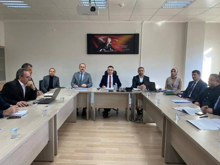 KAYMAKAM KOÇ ORTAOKUL MÜDÜRLERİ İLE LGS, BAŞARIYI ARTIRMA VE EYLEM PLANI HAKKINDA TOPLANTI YAPTI