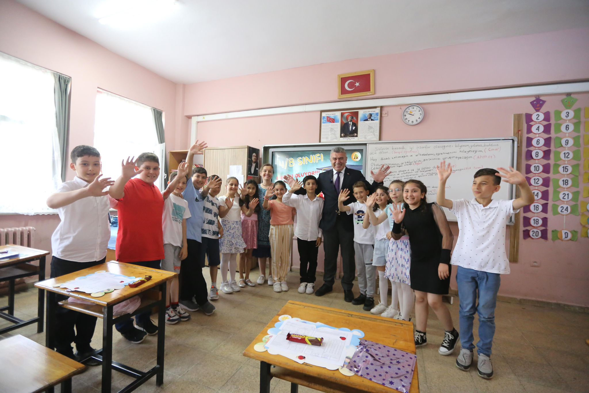 ” BAŞKAN NECMİ SIBIÇ, KARNE GÜNÜ ÖĞRENCİLERLE BİR ARAYA GELEREK KEYİFLİ ANLAR PAYLAŞTI”