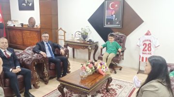 ÇOCUKLAR GELECEĞİN TEMSİLCİLERİ OLDU: KAYMAKAMLIK KOLTUĞU 23 NİSAN’DA MİNİKLERE EMANET