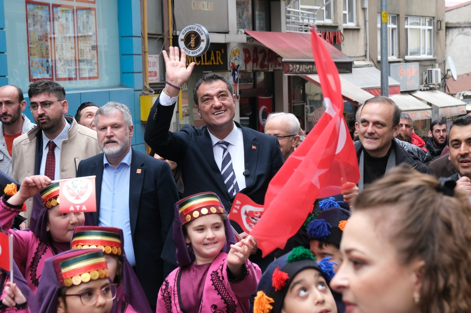 23 NİSAN YÜRÜYÜŞÜ COŞKU İÇERİSİNDE GEÇTİ, ÇOCUKLAR GÖNÜLLERİNCE EĞLENDİ