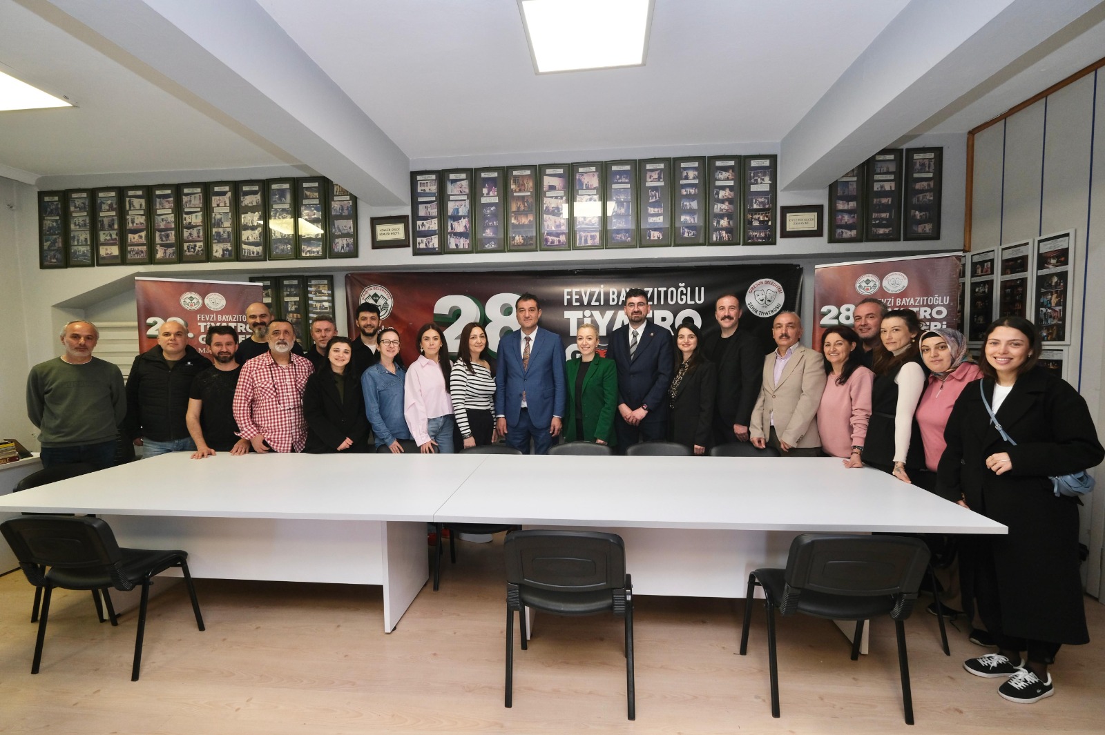 11 TİYATRO EKİBİ TİYATROYA DOYURACAK