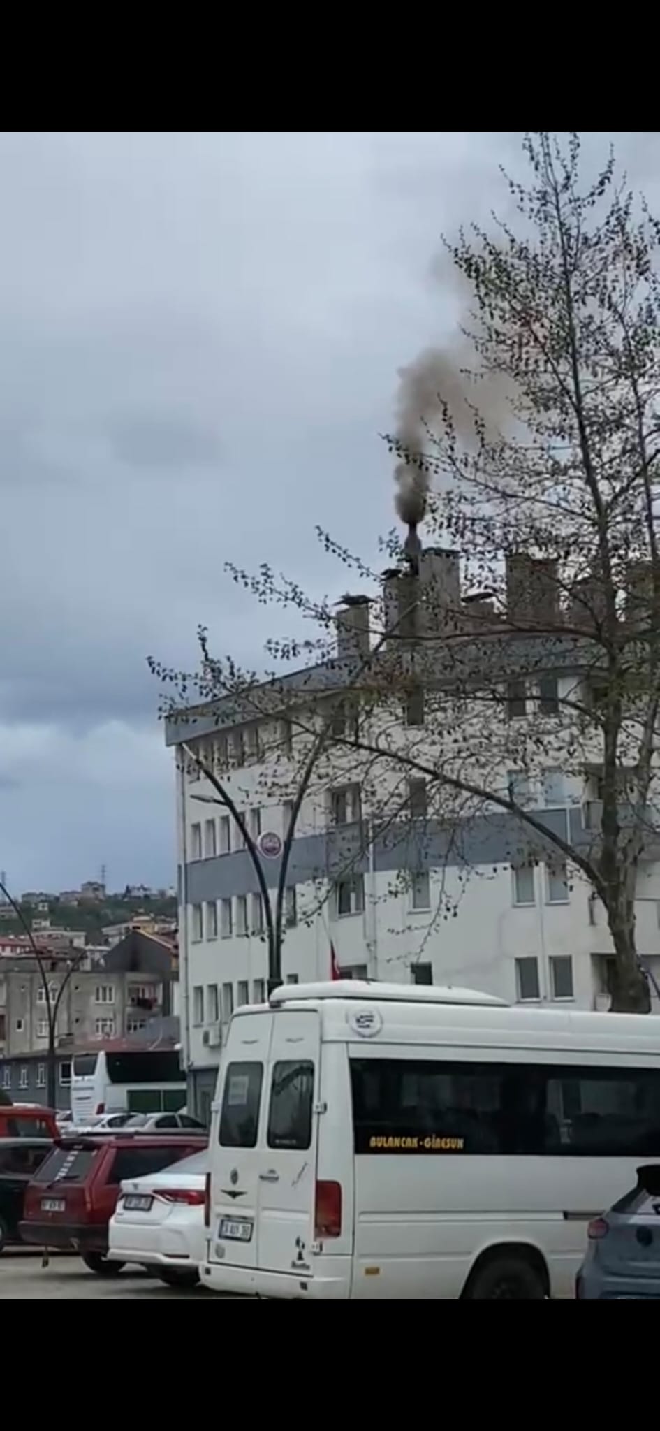 KARAKOL LOJMANINDAN YÜKSELEN YOĞUN DUMAN VATANDAŞLARI RAHATSIZ EDİYOR