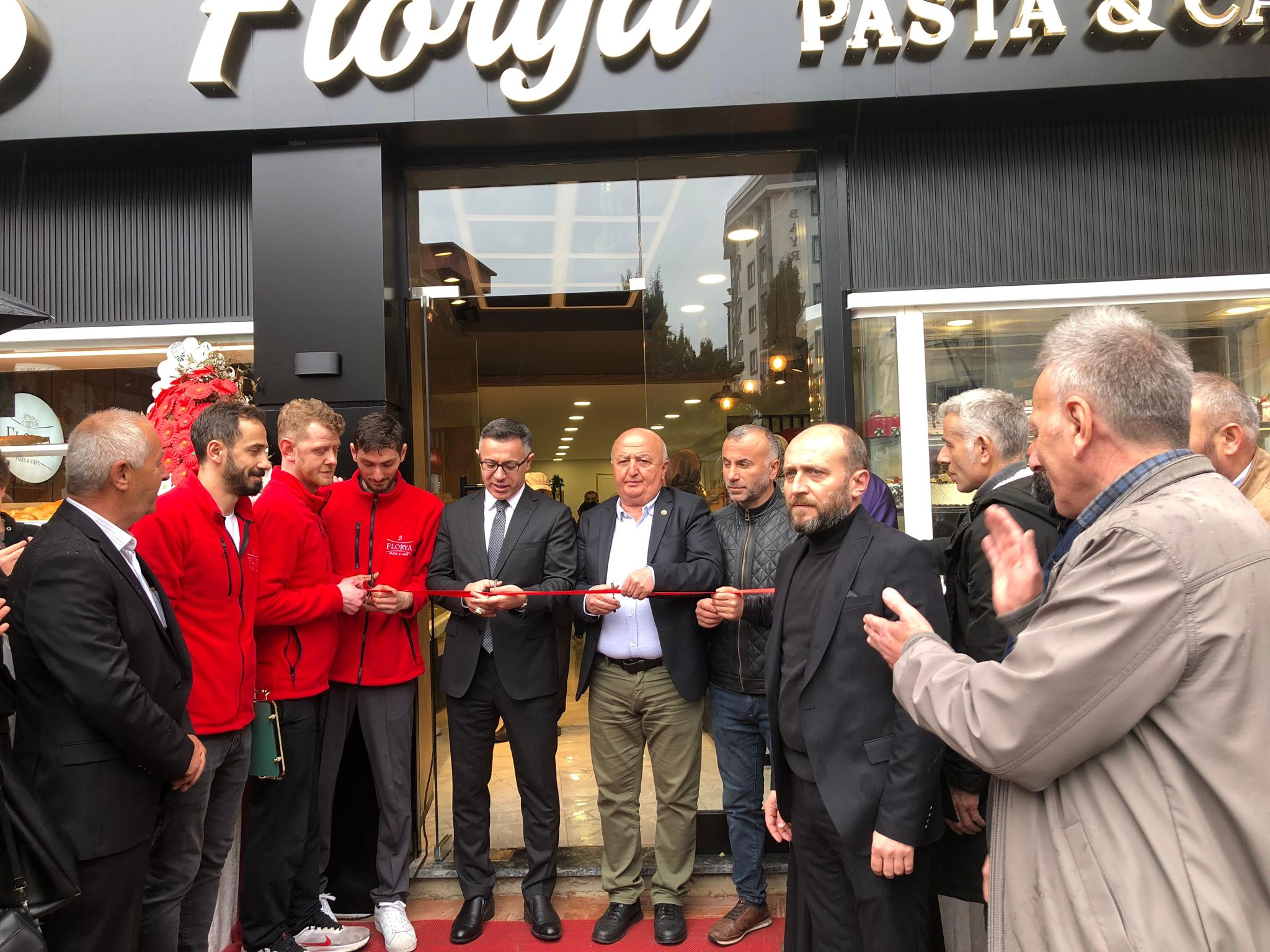 KAYMAKAM ÜNAL KOÇ, ESNAFI ZİYARET ETTİ VE YENİ İŞYERİNİN AÇILIŞINI GERÇEKLEŞTİRDİ