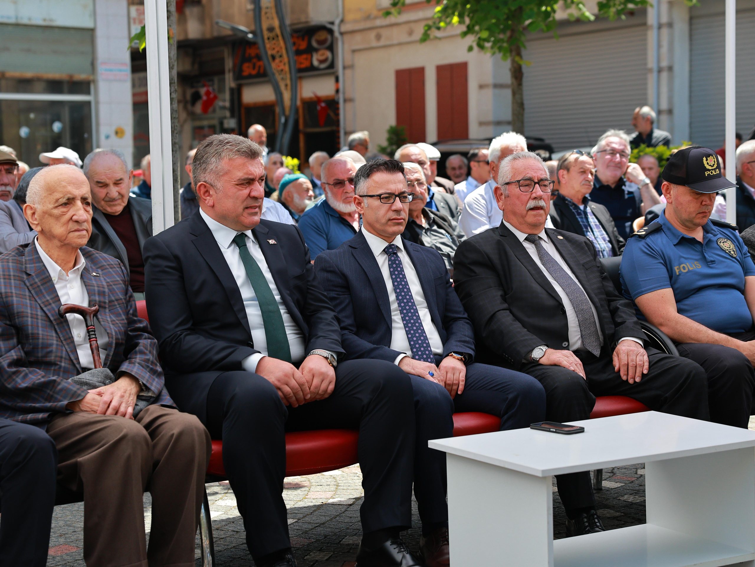 KURDOĞLU HACI HAFIZ KABRİ BAŞINDA VE ADININ VERİLDİĞİ MEYDANDA ANILDI