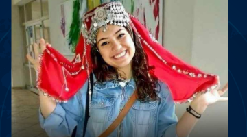 AYAKTA ALKIŞLIYORUZ: AYBÜKE ÖĞRETMEN IŞIĞINI HÂLÂ TAŞIYORUZ