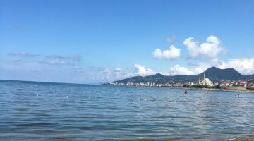 BULANCAK’ta DENİZE GİRMEK BUGÜN YASAKLANDI: KAYMAKAMLIKTAN ÖNEMLİ UYARI