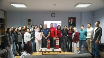 İTFAİYE MÜDÜRLÜĞÜ TARAFINDAN TIP FAKÜLTESİ ÖĞRENCİLERİNE YANGIN GÜVENLİĞİ EĞİTİMİ VERİLDİ