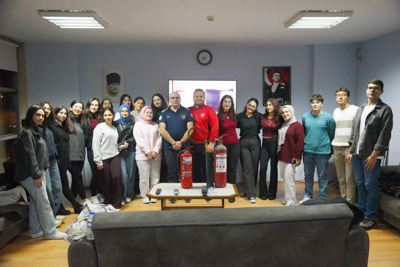 İTFAİYE MÜDÜRLÜĞÜ TARAFINDAN TIP FAKÜLTESİ ÖĞRENCİLERİNE YANGIN GÜVENLİĞİ EĞİTİMİ VERİLDİ