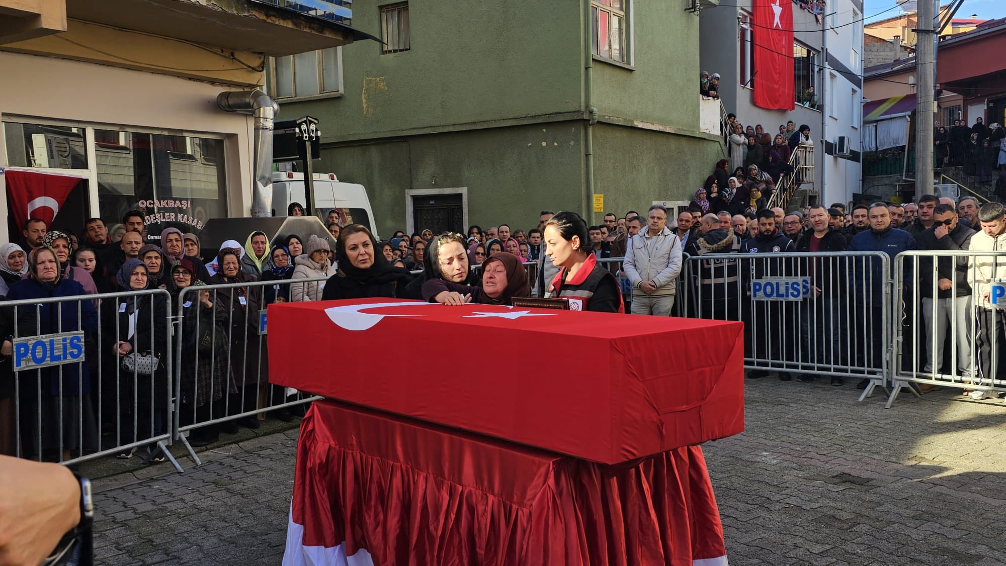 MİLLETVEKİLİ IŞIK GEZMİŞ, ŞEHİT AİLESİNİN VE HEMŞEHRİLERİNİN ACISINI PAYLAŞTI