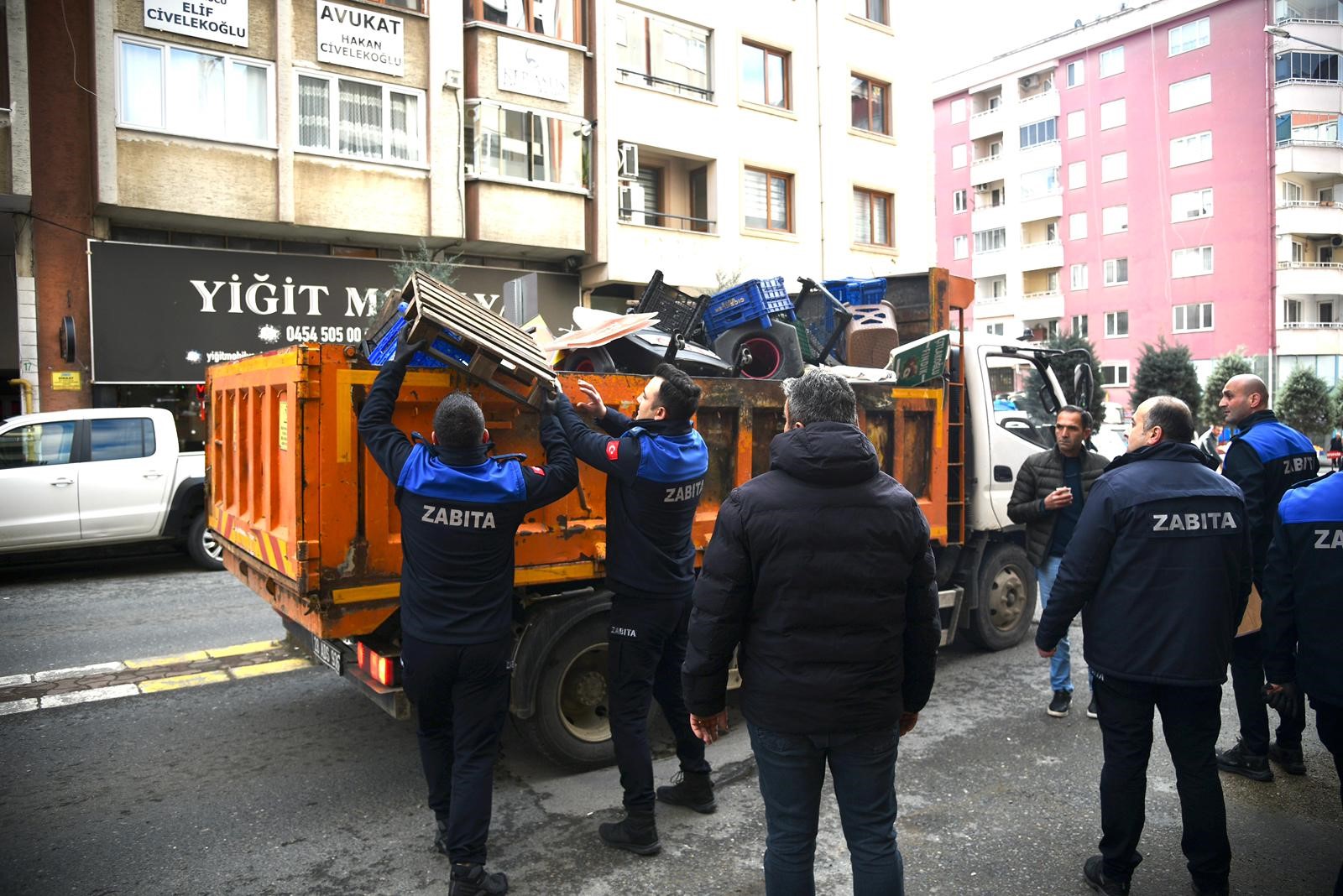 KALDIRIM İŞGALİNE ÖDÜN VERİLMİYOR DÜKKAN ÖNLERİNE KOYULAN DUBALAR VE EŞYALAR ZABITA TARAFINDAN TOPLANDI