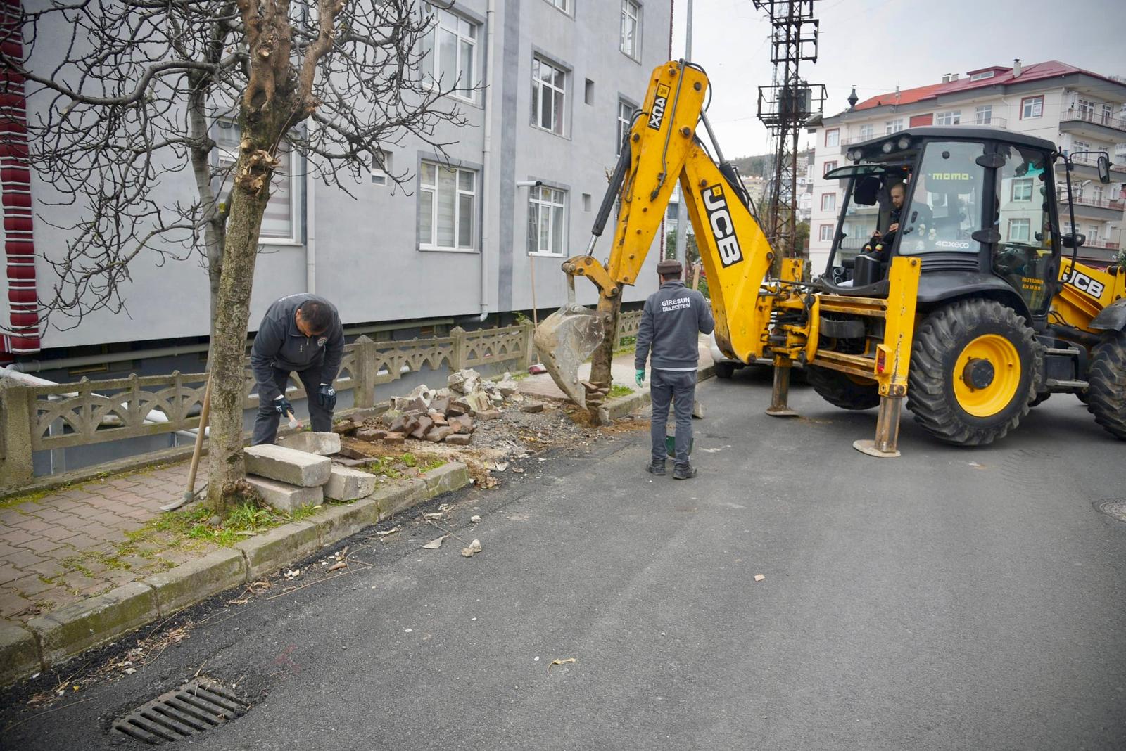 BELEDİYE EKİPLERİ ŞEHİR GENELİNDE DÜZENLEME ÇALIŞMALARINI SÜRDÜRÜYOR