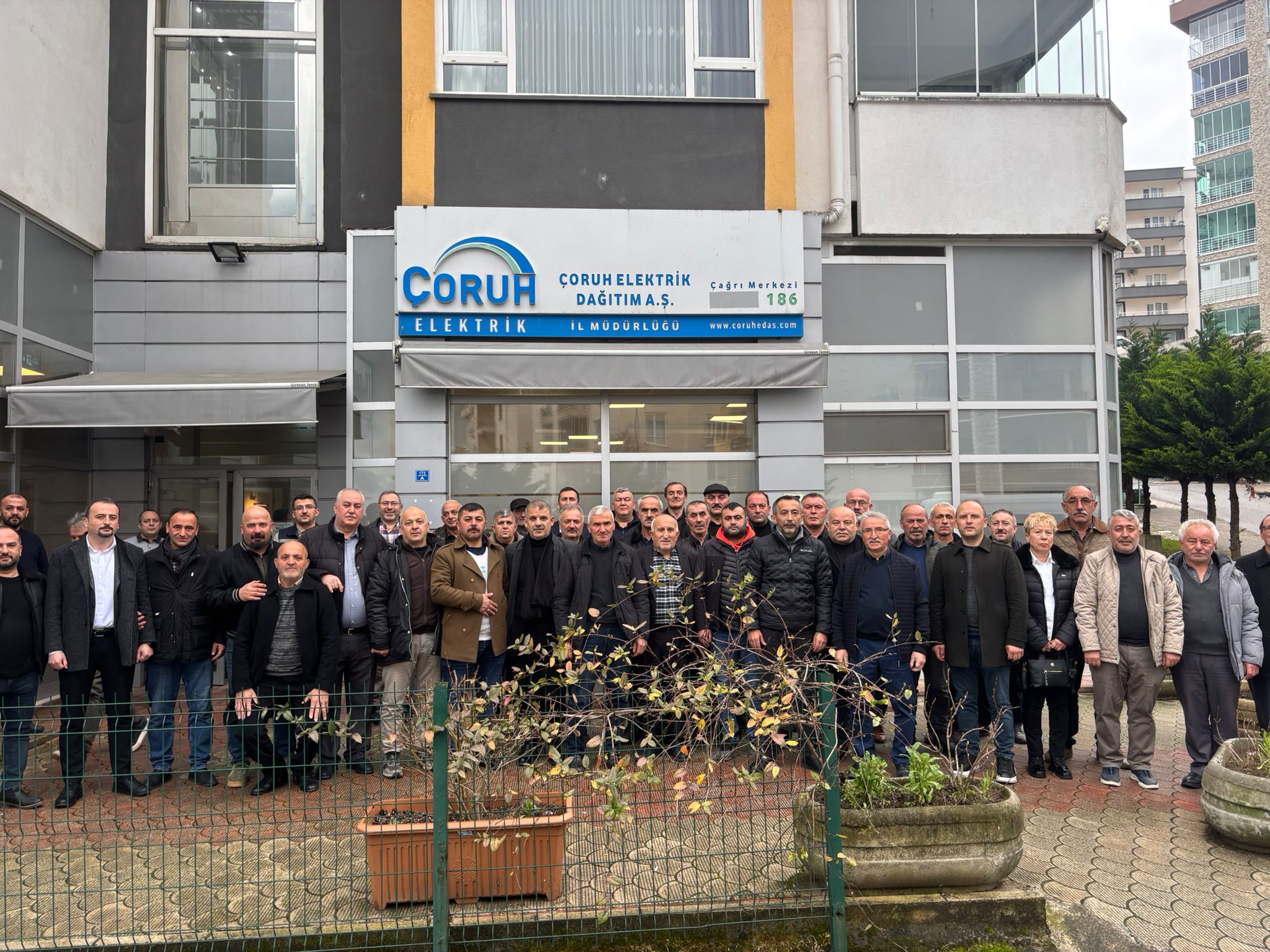 BULANCAK MUHTARLARINDAN ELEKTRİK DAĞITIM ŞİRKETİNE SERT TEPKİ: “DENİZİ GEÇİP DEREDE BOĞULUYORUZ”